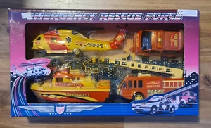 DEPARTAMENTO DE BOMBEROS de la Fuerza de Rescate de Emergencia de los 90 de colección 2 vehículos/barco/heli plástico NOS - Imagen 1 de 6