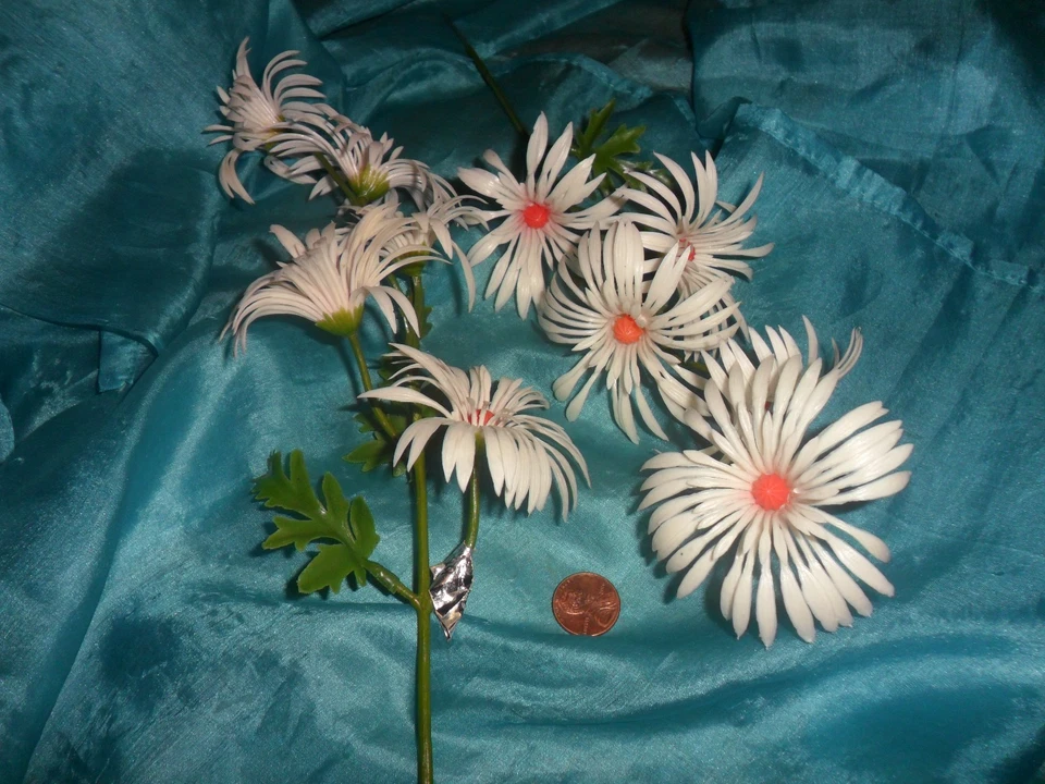 Hastes de margarida africanas vintage de plástico branco - Hong Kong - Imagem 1 de 1