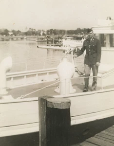 SOLO REIMPRESIÓN DE FOTO DE LA SEGUNDA GUERRA MUNDIAL 8X10 - ¿SOLDADO EN UNIFORME EN BARCO CON PISTOLA? - Imagen 1 de 3