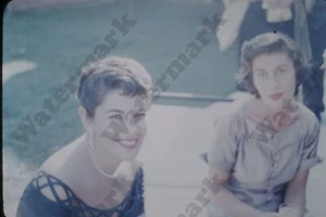 Candid Pretty Woman At Party 50er Jahre Kodak Red Border Kleinbildfilm Dia A4c18 - Bild 1 von 1