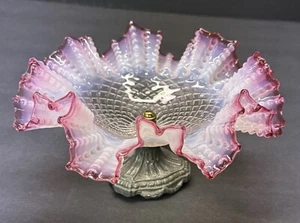 Vintage Bridal Basket Diamond Pattern Ruffle Bowl With Metal Base Pink - Picture 1 of 11