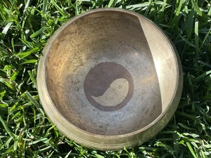 VINTAGE KLANGSCHALE TIBETISCHER NEPAL JAPANISCHES YIN YANG 4,5" RAND - Bild 1 von 14