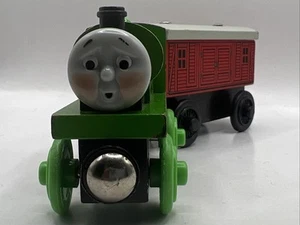 Trenino ferroviario in legno Thomas Friends DURO AL LAVORO PERCY & VAGONE BAGAGLI OTTIME CONDIZIONI RARO - Foto 1 di 6