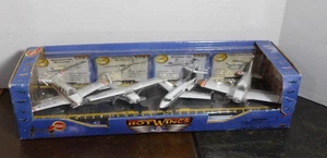 Juego Diecast Hot Wings con Cuatro Jets, Pasarela y Cartas de Coleccionista - Imagen 1 de 7