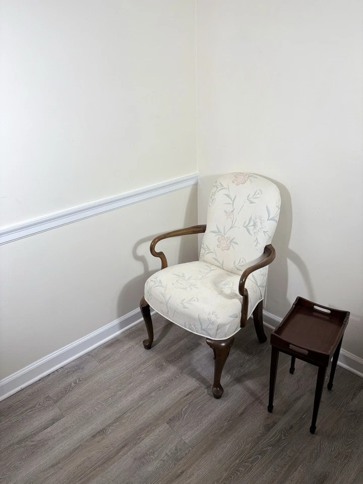 Silla vintage estilo reina Ana Ethan Allen con respaldo alado Foto 1 de 4