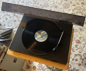 Tocadiscos Yamaha P-31 con transmisión por correa negro - con cubierta antipolvo - FUNCIONA bien lápiz óptico - Imagen 1 de 14