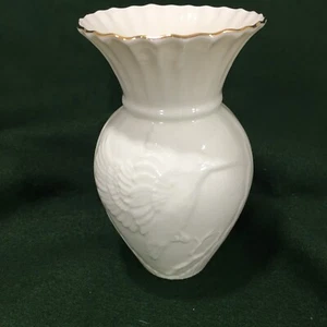 Jarrón Belleek Collectors Society 2001 Kingfisher Parian China borde dorado 5,5 x 3,5" - Imagen 1 de 6