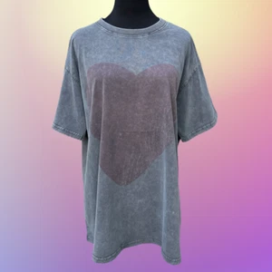 EASEL CLOTHING Faded Pink Heart Printed Mineral Washed Knit Top In Ash - Picture 1 of 6