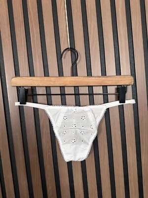 Nuevo Victoria Secret Bragas Medianas Blanco Detalle de Ojales Tanga Elástico Encaje Foto 1 de 4