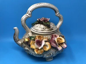 Beautiful Vintage Large Ornate Porcelain Teapot Home Deco Floral Design-Chipped - Foto 1 di 12