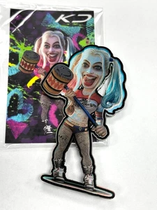 Harley Quinn "Cupido d'Amore" RARA Patch, GITD, Effetto Ologramma! Gancio/Anello, NUOVO! - Foto 1 di 3