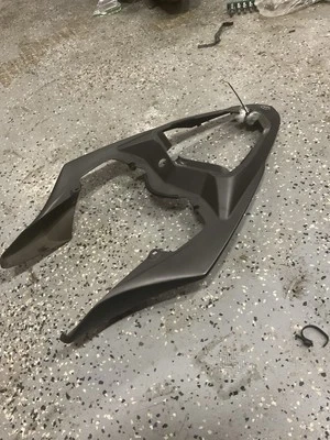 Carenado trasero superior gris Yamaha R1 2009-14 OEM Foto 1 de 4