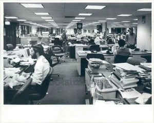 1982 Press Photo New York Daily Newsroom Scene 1980s - Picture 1 of 2