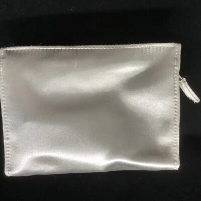 La Prairie银色化妆包化妆品袋 — 第 1/4 张图片