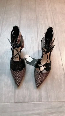 Sandalias de cuero estampadas ZARA para mujer (negro/gris, EE. UU. 7,5, 8/EUR 38, 39) Foto 1 de 4