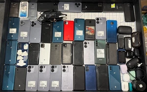 LOT 42 OF BLU, Cloud, Motorola, LG & More see pics for salvage parts or repair - Bild 1 von 6