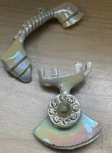 JUEGO DE PINES DE TELÉFONO GIRATORIOS ESMALTADO BLANCO DE COLECCIÓN Broche 2 piezas Ch8 - Imagen 1 de 5