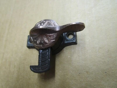 1- Cerradura de marco de ventana ornamentada tipo Eastlake victoriana antigua SIN guardián - Tapa de latón Foto 1 de 4