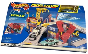 Hot Wheels World Mattel Stazione di Polizia Vintage 1999 #65696-99 Due Lanci Auto - Foto 1 di 9