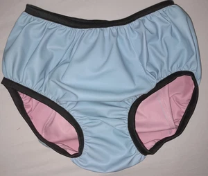 Windelhose OLIVIA, Badchagummi 0,4 mm hellblau, schwarzer Bund, M - Bild 1 von 1