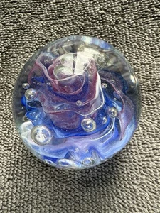 Seltener Robert L. Hamon Kunst Glas Briefbeschwerer - lila blau und weiß Wirbel 2,25" - Bild 1 von 6