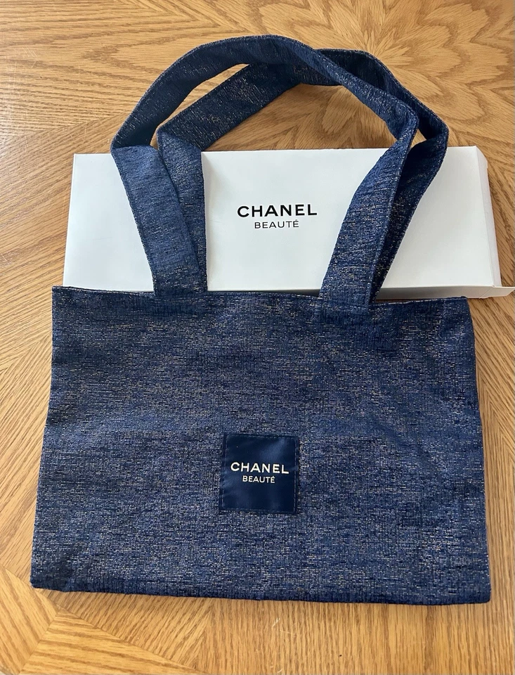 Autêntica Bolsa Tote CHANEL Beaute Azul Marinho 13"x 17" 2023 Férias Limitada CAIXA NOVA - Imagem 1 de 4