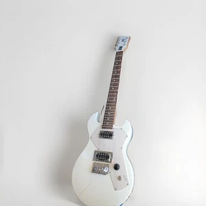 Vintage First Act Adam Levine 222 Electric Guitar WHITE w/ Bag One Loose String - Foto 1 di 6