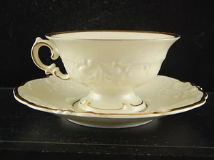 ELEGANTE TAZZA TE' PORCELLANA KPM FRIEDERIKE COLORE AVORIO E ORO ROCAILLE - Foto 1 di 9