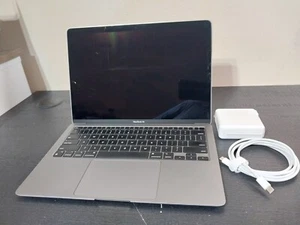 Apple MacBook Air 2020 13,3" M1 (A2337) | 8GB| 256GB| funktionstüchtig, mit LCD Problem - Bild 1 von 9