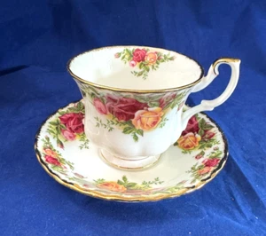 Royal Albert vecchia tazza e piattino rose country made in England EX condizioni - Foto 1 di 6