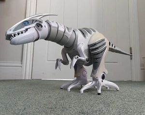 WowWee Dinosaur Robot Large 32" Inches Long No Remote Control 2005 - Picture 1 of 20