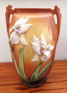 VINTAGE ROSEVILLE POTTERY IRIS FLOWER TROPHY VASE #924 -9 DOUBLE HANDLE GORGEOUS - Picture 1 of 10
