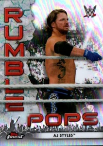 2021 Topps Finest WWE - Inserto Rumble Pops #RP-5 stili AJ - Foto 1 di 2