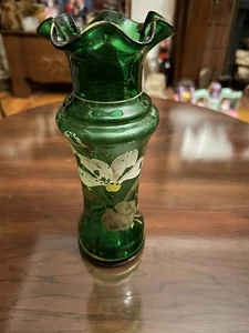 Jarrón verde de colección con flores pintadas a mano 8 3/4 de alto - Imagen 1 de 4