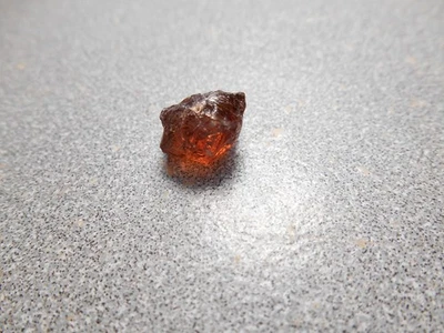 Turmalina facetada áspera. Med. color naranja. 6,0 cts. limpio. Mozambique. Foto 1 de 2