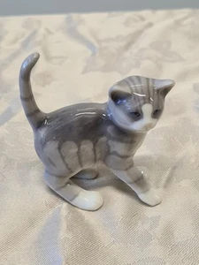 Vintage Royal Copenhagen #685 Denmark Gray & White Cat Tail Up Figurine Porcelai - Picture 1 of 9