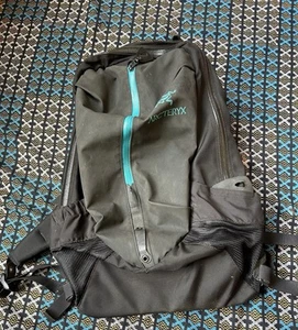 Black Arc’teryx Arro 22 Backpack - Picture 1 of 15