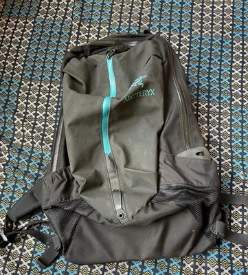 Black Arc’teryx Arro 22 Backpack - Image 1 of 4