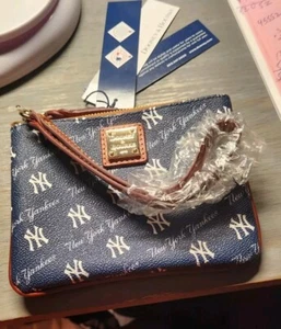 Clutch Small Dooney Yankee Neu! - Bild 1 von 4