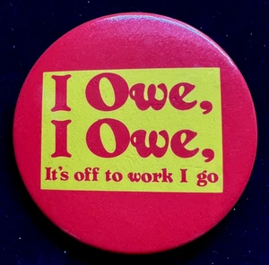 VINTAGE "I OWE, I OWE, IT'S OFF TO WORK I GO" BUTTON PIN ABZEICHEN - Bild 1 von 3