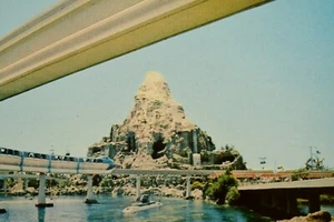 Tarjeta Postal De Colección Disneyland Tomorrowland Monorriel Submarino Laguna Cervino - Imagen 1 de 3