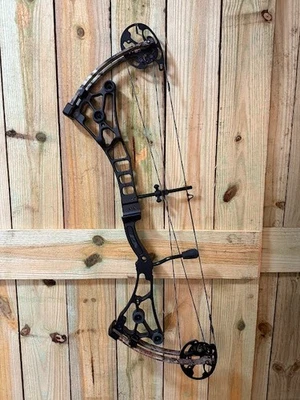 BARELY USED Martin Compound bow with HELIX Cam system 55-70lbs 27-30in draw - Image 1 of 4