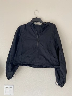 Jaqueta Lululemon Scuba Cropped Anorak tamanho 4 preta com capuz corta-vento - Imagem 1 de 3