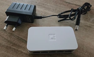 D-Link DES-1005C + YHSW-050055I, 5-Port 10/100 Mbps Desktop Switch - Picture 1 of 9