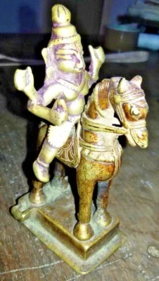 老式手工制作雕刻印度黄铜骑马雕像罕见收藏品 — 第 1/4 张图片