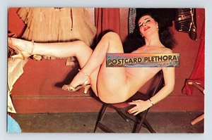 Postal Mujer Morena Risque Bailarina Burlesca Pin Up Años 60 Espalda en Blanco - Imagen 1 de 2