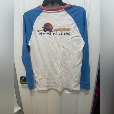 Camiseta Vineyard Vines Raglán Azul y Blanco Foto 1 de 4