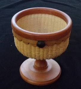 Cesta pequeña hecha a mano tejida a mano estilo Nantucket con pedestal - Imagen 1 de 12