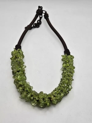 Collar grueso de cordón marrón con cuentas de peridoto griego Foto 1 de 4