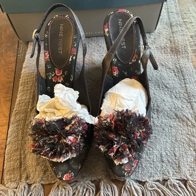 Tacones para mujer Nine West con flores negras y rojas, talla 8,5. Foto 1 de 4